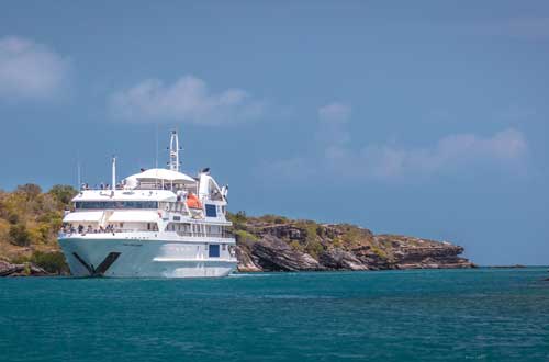 australia-cruise-coral-discoverer-cruising