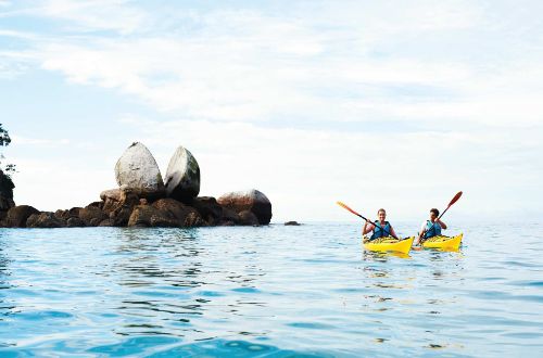 abel-tasman-kayaking-split-apple-rock