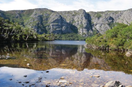Cradle-Mountain-walk-crater-lake