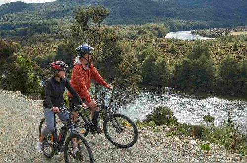 newzealand-walk-fiordland-adventure-walk-lakeside-cycling-tour