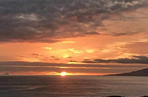 newzealand-walk-hump-ridge-track-cliffs-seaside-lodge-beach