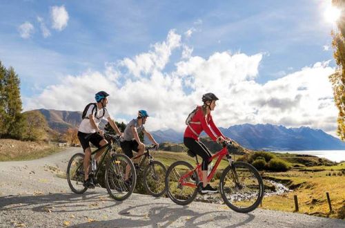 milford-sound-cycling-milford-sound-overnight-cruise-Around-the-Mountains-Cycling-cyclists