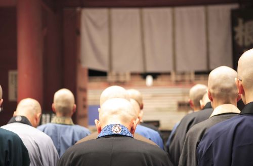 Kyoto-Enryakuji-Temple-praying
