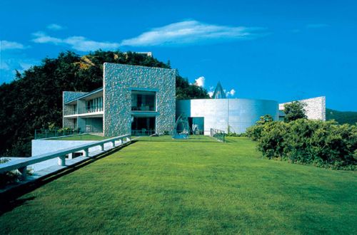 japan-tour-naoshima-art-island-walk-benesse-house-exterior