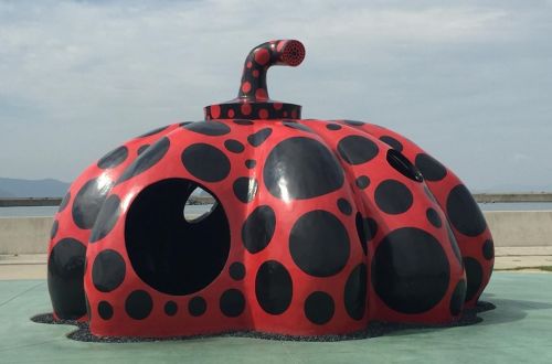 japan-tour-naoshima-art-island-walk-red-pumpkin