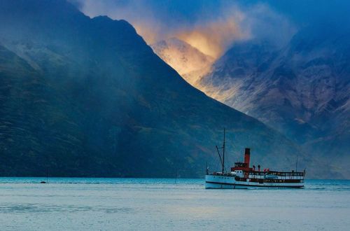 new-zealand-walk-north-and-south-island-walk-earnslaw-cruise