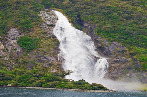 South-Island-New-Zealand-Gourmet-Walk-milrod-sound-waterfall