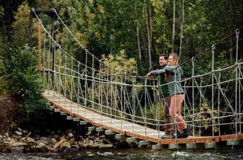 alaska-walk-denali-backcountry-lodge-couple-bridge
