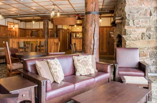 usa-walk-many-glacier-hotel-lounge