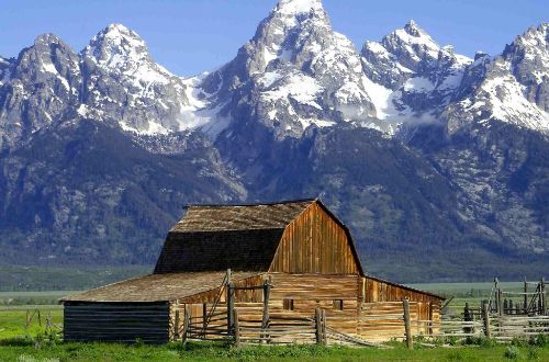 usa-walk-grand-teton-national-park-barn