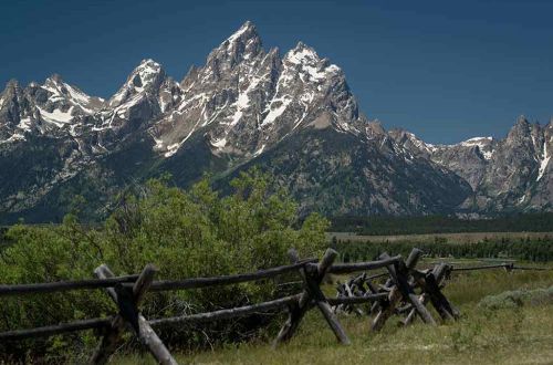 yellowstone-grand-teton-national-park-walk-snowy-mountain