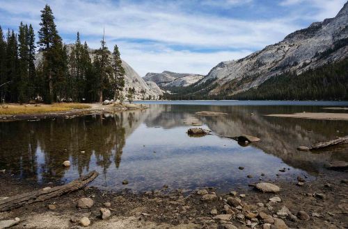 usa-walk-yosemite-national-park-lake