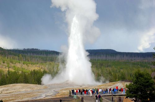 usa-walk-yellowstone-national-park-geothermal
