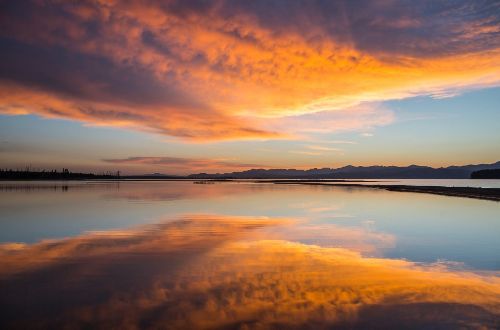usa-walk-yellowstone-national-park-lake-sunrise