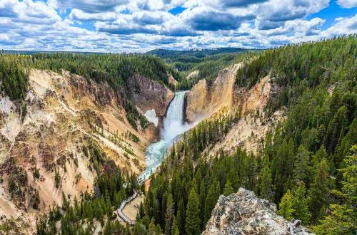 yellowstone-grand-teton-national-park-walk-hayden-valley