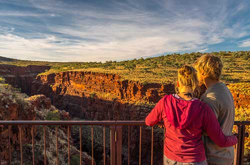 western-australia-karijini-national-park-people-at-oxer-lookout