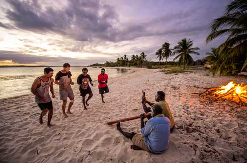 australia-nothern-territory-indigenous-Yolŋu-beach-performance
